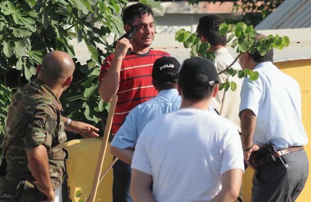 Erdemlide, bir uzman çavuş, Eruygur ile Tolon komutanlarım içerideyken benim yaşamamın anlamı yok diyerek başına tabanca dayadı.