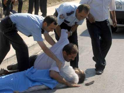 Trafik kazasında ölen Gökhan Dalmış (22)'ın acılı babası oğlunun cansız bedenine sarılarak ağlarken çevredeki vatandaşlar ve gazetecilerde gözyaşlarına boğuldu.