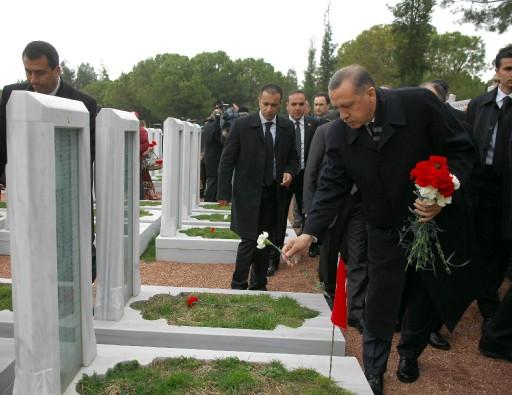Başbakan Erdoğan ve İlker Başbuğ Şehitler Abidesi'ne ziyarette bulundu. Erdoğan yaptığı konuşmada kahramanlığa vurgu yaptı.