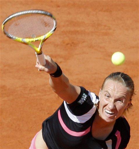 Fransa Açık'ta bayanlar yarı final maücadelesinde Rus tenisçi Svetlana Kuznetsova, Avustralyalı Samantha Stosur'u 2-1 yenerek finale yükseldi. Kuznetsova finalde vatandaşı Dinara Safina ile karşılaşacak.