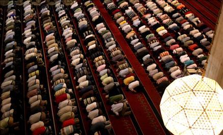 İslam âlemi, on bir ayın sultanı Ramazan'ı müjdeleyen Berat Kandili'ni idrak etti. Af ve mağfiret kapılarının sonuna kadar açıldığı gecede günahlardan arınmak isteyen binlerce inanan camilere koştu.