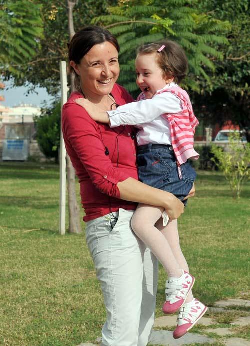 Organ bağışıyla yaşama yeniden tutunan hastalar, yüzlerindeki acı ifadeyi bir kenara bırakarak yeniden sağlıklarına kavuşmanın mutluluğu içinde yollarına devam ediyor.