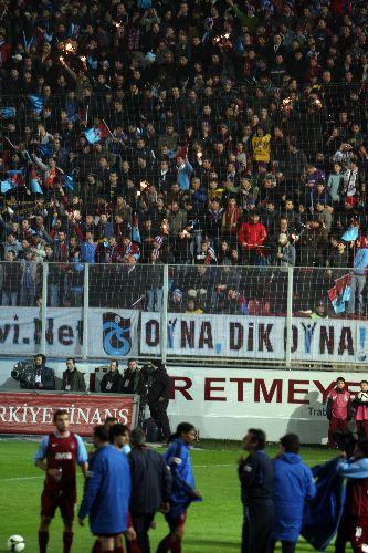 4 golle biten ve nefes kesen Trabzonspor-Galatasaray maçında sahada oyuncular mücadele verirken tribünlerde de renkli görüntüler vardı.