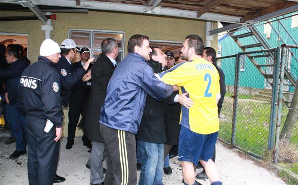 Sakarya'da oynanan Kırkpınarspor, As Akyazıspor amatör küme maçında olaylar çıktı. Akyazı Belediye Başkanı Yazıcı sahaya girip oyunculara saldırmaya kalkıştı.