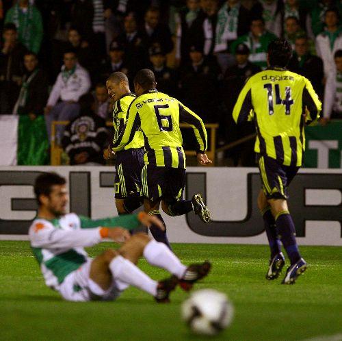 Sivasspor, Ankaraspor ve Beşiktaş'ın ardından Türkiye Kupası'nda son yarı finalist Bursaspor'u yenen Fenerbahçe oldu