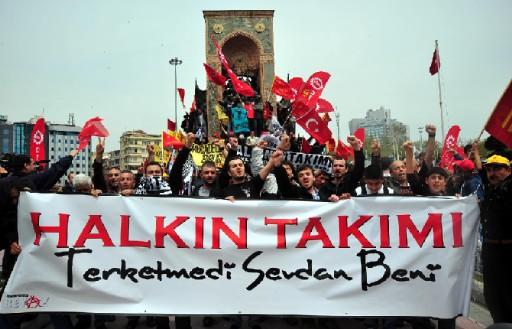 DİSK 32 yıl sonra 1 Mayıs'ı Taksim'de kutlamanın sevincini yaşadı. Hak İş ve Türk İş'e bağlı sendikalarda alanda saygı duruşu yaptılar
