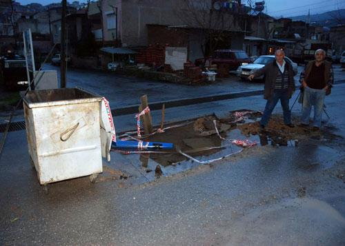 İzmir'in Karşıyaka il&ccedil;esinde İZSU tarafından ana vananın tamiri i&ccedil;in a&ccedil;ılan &ccedil;ukurun kapatılmaması vatandaşların tepkisine neden oldu.