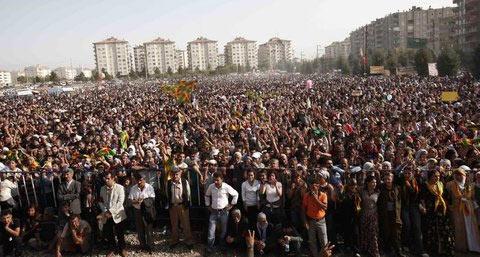 Kendilerine "barış grubu" diyen 34 PKK'lıyı karşılamak için Diyarbakır'da dün akşam onbinlercu kişinin katıldığı bir miting düzenlendi. Grubun alana girişi sırasında sloganlar atıldı, meşaleler yakıldı.