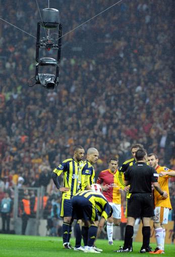 Fenerbahçe'ye Galatasaray derbisinde 2-1'lik galibiyeti getiren golü atan takım kaptanı Alex de Souza, ligdeki gol sayısını 19'a çıkarırken, ezeli rakibine de deplasmanda ilk kez gol kaydetti.