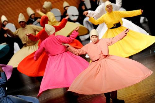 Işık, gecede 37 kadın semazenin görev aldığını belirterek, 20 kadın semazenin de eğitimlerini sürdürdüğünü bildirdi.