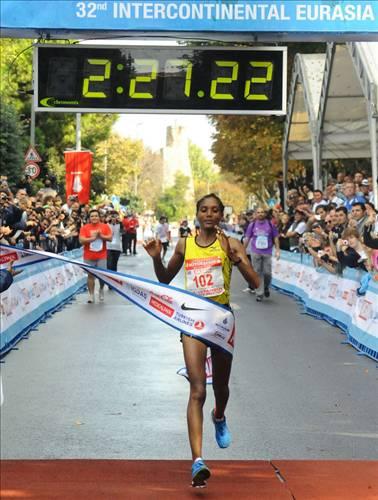 32. Kıtalararası İstanbul Avrasya Maratonunda bayanlarda Etiyopyalı Ashu Kasım, parkur rekoru kırarak birinci olmuştu.