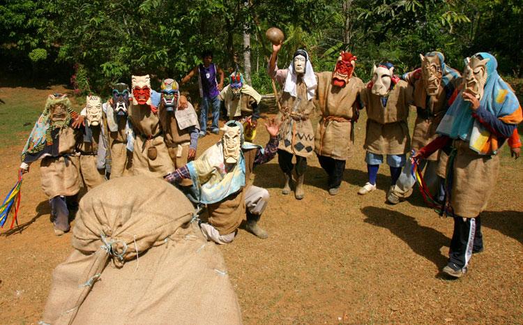 Turistlerin de sıkça maske takarak şenliklere katıldığı görülüyor...