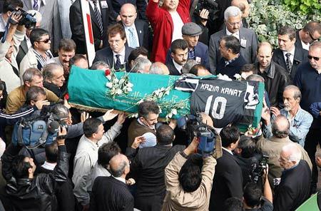 Spor yazarı Kazım Kanat için ilk tören Beşiktaş Kulübünde yapıldı.
