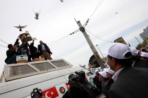 DİSK 32 yıl sonra 1 Mayıs'ı Taksim'de kutlamanın sevincini yaşadı. Hak İş ve Türk İş'e bağlı sendikalarda alanda saygı duruşu yaptılar