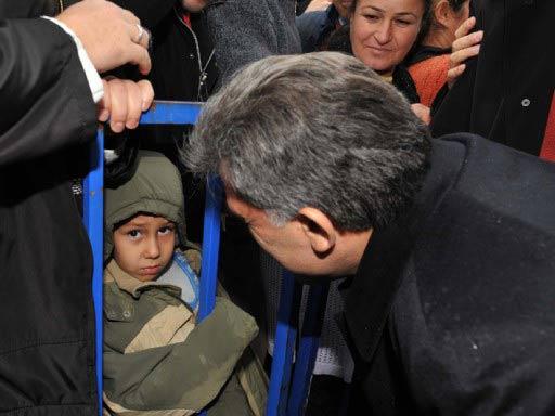 Cumhurbaşkanı Abdullah Gül, Tunceli'de coşkuyla karşılandı. Vatandaşlarla sohbet eden ve tek tek hal hatır sorarak kucaklaşan Gül, 'Sen hoşgeldin Sayın Cumhurbaşkanım, başımızın üstünde yerin var'' yazılı dövizlerle karşılandı.