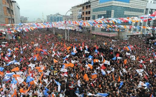 Başbakan Recep Tayyip Erdoğan yerel seçim gezilerinde bugünkü durağı Van'dı. Yoğun kalabalığın gözlemlendiği mitingde Erdoğan, Baykal'a miting dersi verdi