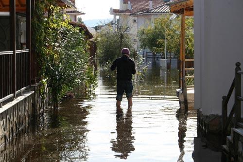 Muğla'nın Fethiye ilçesinde önceki gün etkili olan yağış nedeniyle yabancıların kaldığı villaları su bastı. Taşan kanallar, Fethiye'de Venedik'i aratmayan görüntüler oluşmasına neden oldu.