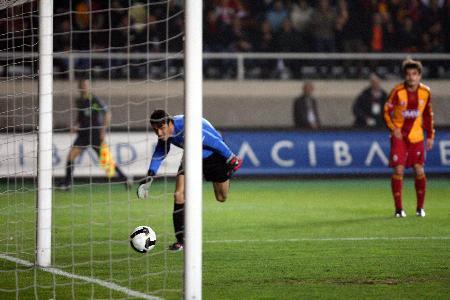Dünyanın en golcü 6'ncı kalecisi olan Ivankov, Galatasaray karşısında da bir gole imza attı ama bu kez kendi kalesine atılan golün asistliğine imza attı. İşte Ivankov'un kalesine gol attığı anlar...