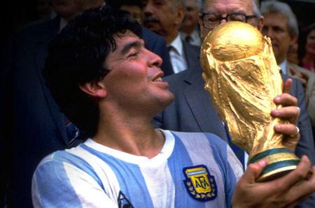 MARADONA: Gelmiş geçmiş en iyi futbolcu olarak gösterilirken, alkol ve uyuşturucu bağımlılığı nedeniyle yeşil sahalardan uzaklaştı.