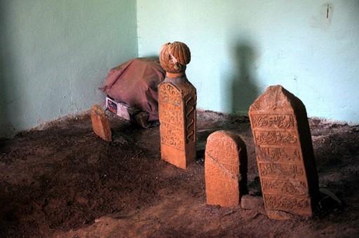 eyh Abdulkadir Geylani'nin oğlu Seyyid Muhammed Teyyar'ın mezarı olduğu iddia edilen, baş ve ayak uçlarına bırakılan mezar taşlarının üzerindeki yazıların hangi döneme ve ne anlama geldiği bilinmiyor