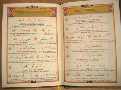 Bir türk yayınevinin yayınlamış olduğu 3 dilli Kuran tercümesi İslam Bilimcileri tarafından faydalanılan önemli bir eserdir.