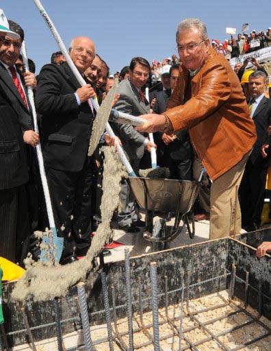 Yaklaşık altı ay önce CHP Genel Başkanı Deniz Baykal'ın temelini attığı ve tüm masraflarını ödemeyi taahhüt ettiği Türkiye'nin en büyük cemevi inşaatı yarım kalınca AK Parti devreye girdi.