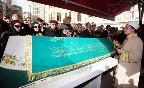 Sanatçı Hülya Avşar'ın dün vefat eden annesi Emral Avşar, Zincirlikuyu Mezarlığı'na defnedildi. Avşar, Teşvikiye Camii'nde düzenlenen cenaze töreninde gözyaşlarını tutamadı.