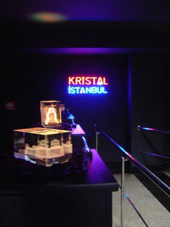 Tarihi eserler Miniatürk'deki maketlerinin ardından şimdi de kristal olarak, 'Kristal İstanbul'da görücüye çıktı.