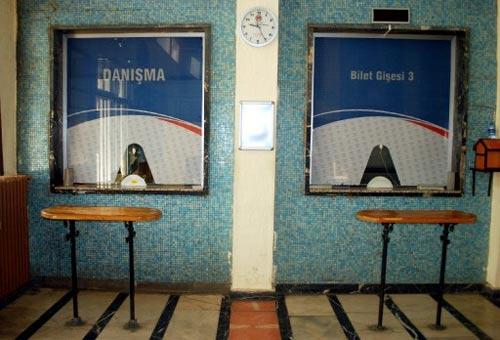 MEMURLARIN ''UYARI GREVI'' ADIYLA YAPTIKLARI IS BIRAKMA EYLEMI KONYA GARI'NDA YAPILDI. COK SAYIDA CALISANIN DESTEK VERDIGI GREV NEDENIYLE GISELERDE HIZMET VEILMIYOR.