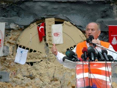 İstanbul Büyükşehir Belediye Başkanı Kadir Topbaş, kentte maliyeti 3 milyar doları bulan 60 kilometrelik metro çalışmasının devam ettiğini söyledi.
