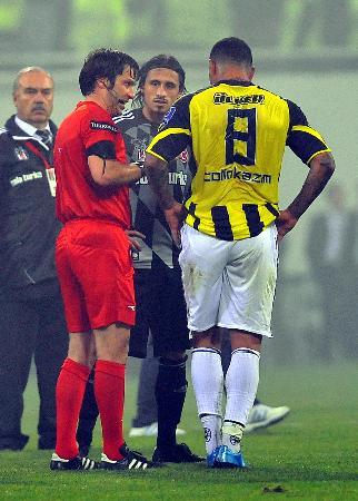 Beşiktaş-F.Bahçe derbisinin 75. dakikasında yardımcı hakem Bahattin Duran'a küfür eden Kazım oyundan atılırken, Duran'ın "Kazım küfür etti, at" sözlerini ekrana yansıdı. İşte o an yaşananlar ve Kazım'ı yakan küfür: