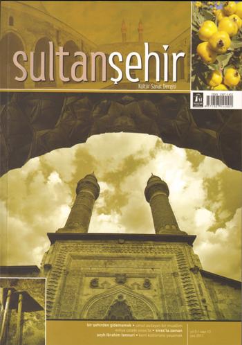 Necip Fazıl konuşuyor, Hayhak Süleyman da cümle sonlarında "Aşkk" diyordu; birileri müdahale etti. Üstad, konuşmayı keserek, yanında nöbet tutan gence (Necati Çelik) ne olduğunu sordu. <br><br> Delikanlı da, özür bildirir bir şekilde, "Aşkk!" diye bağıranın bir meczup olduğunu filan söyledi. Üstad, "Hiçbir itirazım yok!" dedi, Süleyman Emmi'ye müteveccih, "Sen bir defa, ben bin defa söyleyim!" dedi ve şehrimizin meczubuyla aynı makamdan peşi peşine:
<br><br>
Aşk, Aşk, Aşk, Aşk!
<br><br>
Dedi. Azıcık durakladıktan sonra, konferansa devam etti.
<br>
Müthişti.
<br><br>
***
<br><b>Sultanşehir Kültür Sanat Dergisi'nin 13. Sayısından Haber 7 ekibince alıntılanmıştır... Fotoğraflar, Zeki Kılıç arşivinden alınmıştır... Hatıra Berat Demirci'ye aittir... </b>