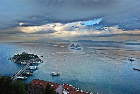 Kuşadası Ticaret Odası (KUTO) ile Kuşadası Gazeteciler Birliği'nin düzenlediği Kuşadası Fotoğrafları Yarışması sonuçlandı. Erol Atar, Latif Sansür, Yusuf Aslan ve İrfan Özbay'dan oluşan jüri 276 eseri inceledi.