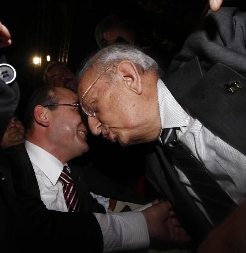 Demokrat Parti bugün yeni liderini seçiyor. Son Başkan Süleyman Soylu'nun karşısında Hüsamettin Cindoruk ve Mehmet Ali Bayar var. Cindoruk'u Demirel, Soylu'yu Çiller destekliyor