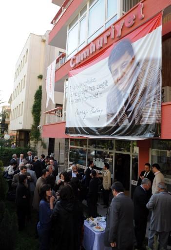 Cumhuriyet Gazetesinin 85. kuruluş yıl dönümü kutlanıyor. Ankara ve İzmir'de düzenlenen kokteylerde siyaset ve ergenekon davası gündemdeydi.