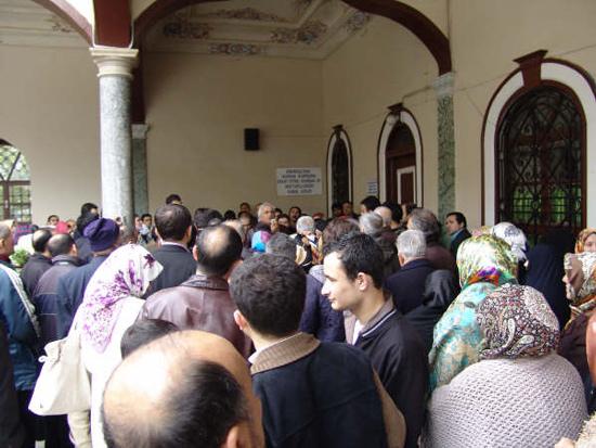Yavuz Bahadıroğlu, Emir Sultan Camiinde katılımcılara Emir Sultanı anlatıyor.