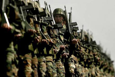 <b>Bedeli ödeyenler askerliği nasıl yapacak?</b><br>
Bedelli askerlik başvurusu kabul edilenler, bu kez geçmiş uygulamalardan farklı olarak 21 gün temel askerlik eğitiminden muaf olacaklar. Kışlalara uğramadan askerliklerini yapmış kabul edilecekler.