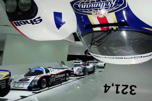 Porsche müzesinde tarihi gezinti