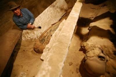2600 yıllık mumya bugün basına poz verdi! Mısır'ın baş arkeoloğu Zahi Hawass Firavun döneminden kalma, kireç taşı bir lahit içinde bulunan hiç bozulmamış bir mumyayı tanıttı. İşte ilginç fotoğraflar...