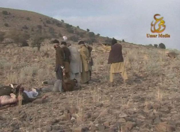 ASKERLER SESSİZCE İNFAZI BEKLİYOR
<p><p/>İnfaz edilmeden önce Pakistanlı bir asker, Taliban militanları tarafından nasıl ele geçirildiklerini anlatıyor. Görüntülerde daha sonra sıra Pakistanlı askerlerin kurşuna dizilmesine geliyor. Askerler sessizce bir noktada dururken, Taliban militanlarının sesi duyuluyor: "Sizin intikamınızı almak için varolan tüm gücümüzü kullanacağız."
