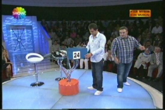 Sonunda beklenen oldu... Show TVde Acun Ilıcalının sunduğu Var mısın yok musun yarışmasında bir yarışmacı 128 milyarı reddedek kutuya gitti ve 500 milyarı kazandı.