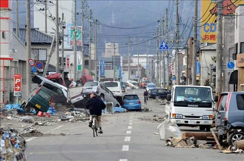 Kaos caddesi: Yaklaşık 230 bin aracın zarar gördüğü felaketin boyutlarını tsunamiden sadece iki gün sonra çekilen fotoğraf ile 12 Ocak 2012'de çekilen kare ortaya koyuyor.