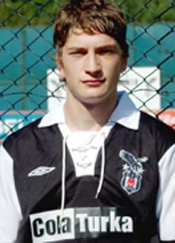 1988 doğumlu Emre Özkan, Beşiktaş'ta Jean Tigana döneminde A takıma çıkmış ve 13 Mart 2006'da Samsunspor karşısında ilk kez Siyah-Beyazlı formayı giymişti. İkinci yarıda Eskişehirspor'da...