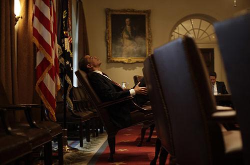 Barack Obama Hazine Bakanı Timothy Geithner'le biraraya geldi. Her zamanki gibi bir karara varmadan önce sessiz kalarak düşüncelerini kontrol ediyor.