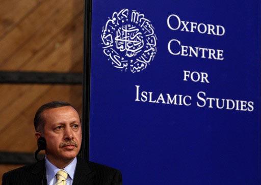 LONDRA G20 ZIRVESI ICIN INGILTERE'DE BULUNAN BASBAKAN RECEP TAYYIP ERDOGAN, OXFORD'DA SHELDONIAN TIYATROSU'NDA OXFORD UNIVERSITESI ISLAM ARASTIRMALARI MERKEZININ TOPLANTISINDA KONUSMA YAPTI.