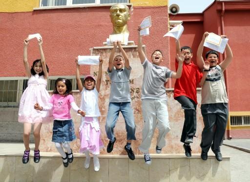 2008-2009 Eğitim - Öğretim yılı sona erdi. İlköğretim ve ortaöğretim okullarında eğitim gören yaklaşık 15 milyon öğrenci karne alarak tatile girdi. Kiminde hüzün kiminde sevinç vardı: