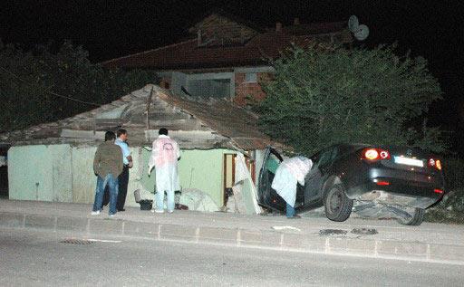 Adapazarı'nda ehliyetsiz ve alkollü kadın sürücünün otomobili bir eve çarptı. Çöken duvarın altında kalan baba ve 9 yaşındaki kızı öldü, eşi ve 3 yaşındaki oğlu yaralandı.