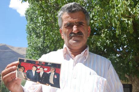 Olaylar sırasında CHP saflarında yer alan Kaya, parti üyesi olmadığı yönündeki iddialara da sert çıkıyor. Kaya, iddia sahiplerinin Deniz Baykal ve Erdal İnönü ile çekildiği fotoğraflarını görmesini istiyor.
