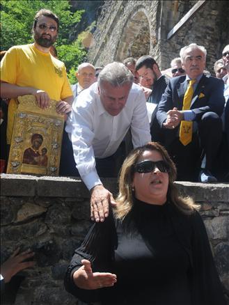 Sümela Manastırını ziyarete gelen aralarında Yunan vekilin de olduğu Yunan ve Rus turistler manastırda ayin yapmak istediler. Ayine yasal olmadığı gerekçesiyle Müzeler Müdürü tarafından izin verilmedi.