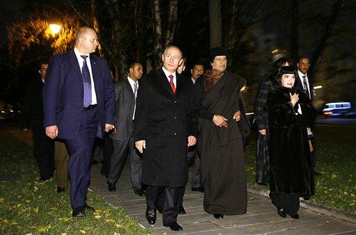 Kaddafi'nin çadırında çay keyfi